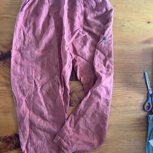Women’s Cropped Linen Blend Cargo Pants in Dusty Rose